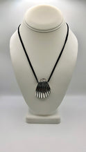 Load image into Gallery viewer, Shell Pendant Necklace