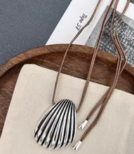 Load image into Gallery viewer, Shell Pendant Necklace