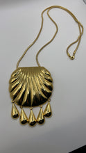 Load image into Gallery viewer, Large Retro Shell Necklace
