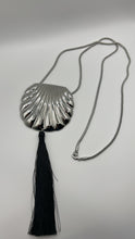 Load image into Gallery viewer, Large Retro Shell Necklace
