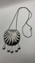 Load image into Gallery viewer, Large Retro Shell Necklace
