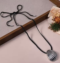 Load image into Gallery viewer, Shell Pendant Necklace
